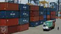 Suasana bongkar muat di Pelabuhan Tanjung Priok, Jakarta, Kamis (23/3). Badan Pusat Statistik (BPS) merilis nilai ekspor Indonesia Februari 2017 mencapai US$ 12,57 miliar atau menurun 6,17 persen dibanding Januari 2017. (Liputan6.com/Angga Yuniar)
