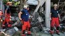 Anggota dari Pemadam Kebakaran Darurat Internasional Prancis bersiap memasuki hotel Mercure untuk mencari korban gempa dan tsunami di Palu, Sulteng (4/10). Sebanyak 1.411 orang telah dikonfirmasi tewas akibat bencana tersebut. (AFP Photo/Mohd Rasfan)