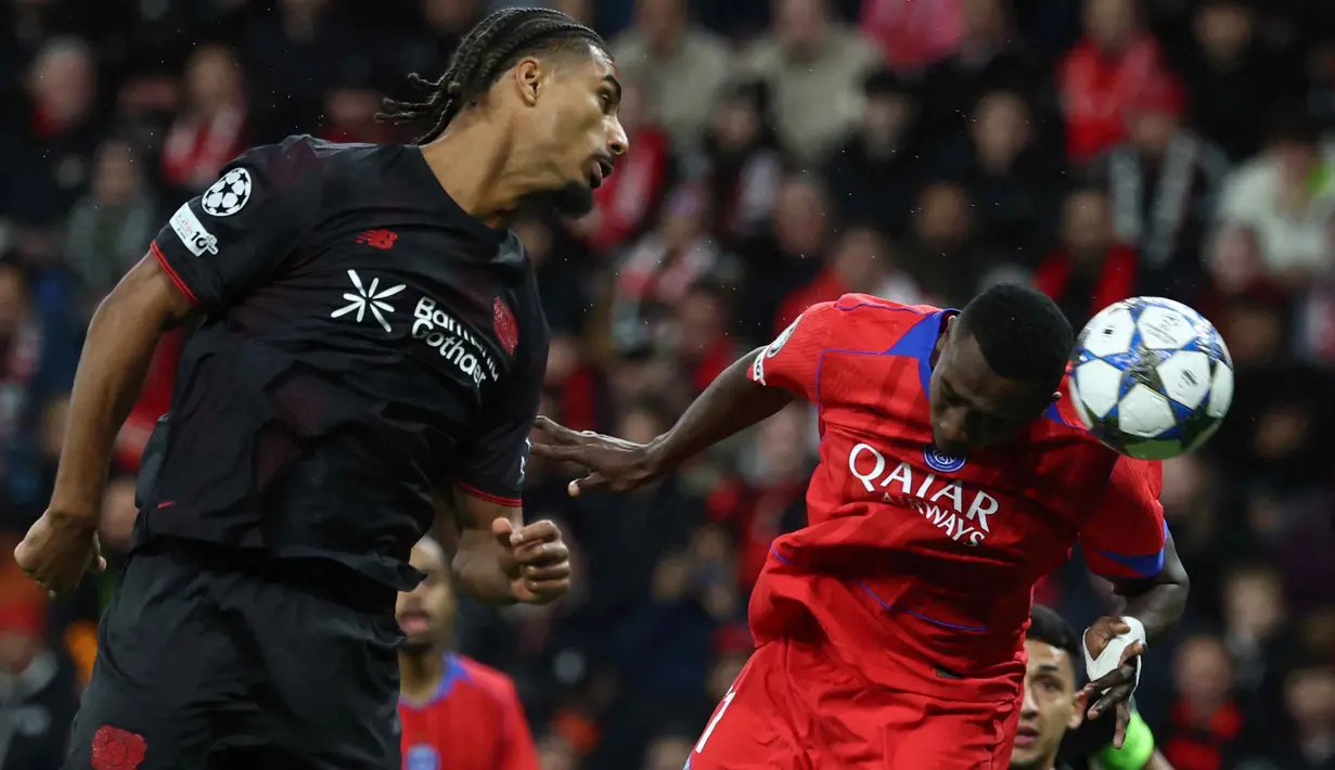 Sejak awal laga, PSG tampil dengan intensitas tinggi dan terus menekan pertahanan Bayer Leverkusen tanpa henti. Hasilnya, pada menit ke-7, gol pembuka keunggulan PSG tercipta lewat sundulan Willian Pacho. (FRANCK FIFE/AFP)