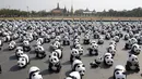 Sejumlah patung Panda berjejer di depan Grand Palace, Bangkok , Thailand , 4 Maret 2016. Patung Panda ini merupakan pameran yang dibuat oleh seniman Perancis Paulo Grangeon. (REUTERS / Chaiwat Subprasom)