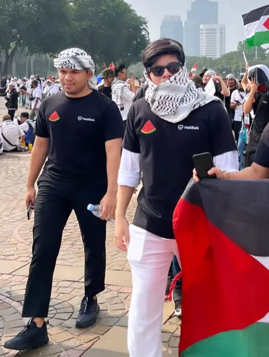 Thariq juga mengenakan sorban di kepalanya, sedangkan Atta tampil dengan sorban yang dililitkan di leher. Keduanya kompak mengenakan baju hitam lambang semangka. [@thr_group]