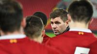 Steven Gerrard (tengah) memberikan instruksi kepada pasukan Liverpool U-18 pada laga Piala FA Junior kontra Arsenal U-18, di Stadion Anfield, Sabtu (20/1/2018). (liverpoolfc.com)