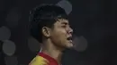 Bek Timnas Indonesia, Firza Andika, saat menyanyikan laga Indonesia Raya sebelum melawan Jepang pada laga Piala AFC U-19 di SUGBK, Jakarta, Minggu (28/10). Indonesia 0-2 dari Jepang. (Bola.com/Vitalis Yogi Trisna)