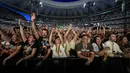 Penonton bersorak saat The Rolling Stones tampil pada tur Sixty Stones Europe 2022 di Stadion Wanda Metropolitano, Madrid, Spanyol, 1 Juni 2022. (AP Photo/Manu Fernandez)