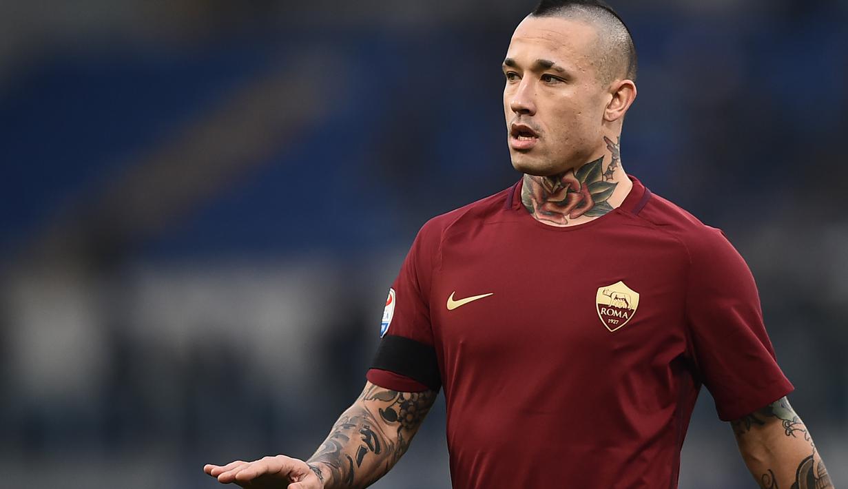 3. Radja Nainggolan - Rambut Mohawk sangat identik dengan gelandang Inter Milan tersebut. Gaya rambut ini dipercayai mampu menunjang kagarangannya di lapangan hijau. (AFP/Filippo Monteforte)