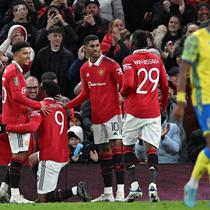 Striker Manchester United, Anthony Martial (dua dari kiri) berselebrasi setelah mencetak gol ke gawang Reading pada leg kedua semifinal Carabao Cup 2022/2023 di Stadion Old Trafford, Manchester, Kamis (2/2/2023) dini hari WIB. (AFP/Paul Ellis)