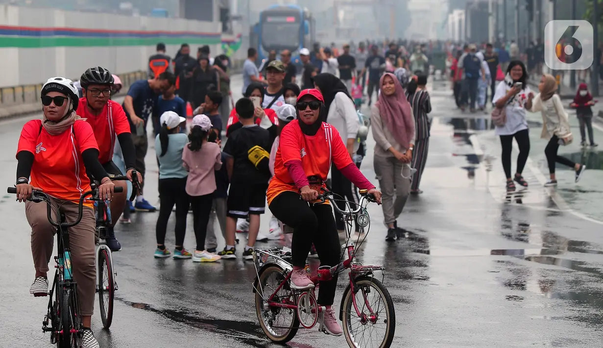 Warga bersepeda saat CFD di kawasan Bundaran HI, Jakarta, Minggu (3/7/2022). Meski sempat diguyur hujan tidak menyurutkan  masyarak untuk berolahraga di akhir pekan. (Liputan6.com/Angga Yuniar)