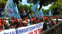 Buruh berdemonstrasi di depan Balai Kota Jakarta menuntut penghapusan PP Nomor 78 2015 tentang Pengupahan. (Liputan6.com/Ahmad Romadoni)