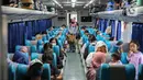 Penumpang duduk dalam kereta di Stasiun Pasar Senen, Jakarta, Senin (17/4/23). PT KAI memaksimalkan pelayanan angkutan mudik 2023 bagi penumpang yang mengalami peningkatan okupansi penumpang mencapai 96 persen. (Liputan6.com/Faizal Fanani)