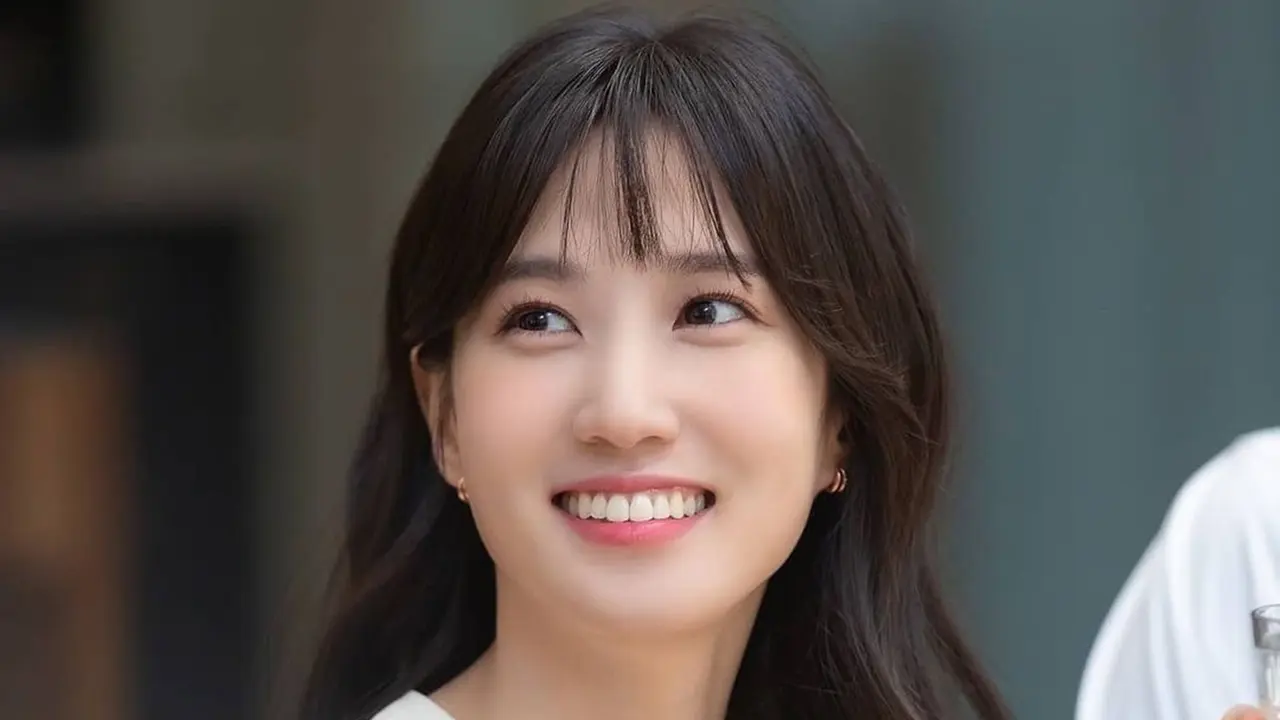 Potret Park Eun-bin Pamer Senyum Terbaiknya, Kian Memesona