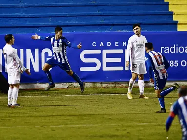 Pemain Alcoyano, Juanan, melakukan selebrasi usai mencetak gol ke gawang Real Madrid pada laga Copa del Rey di Stadion El Collao, Rabu (20/1/2021). Real Madrid takluk dengan skor 2-1. (AP/Jose Breton)