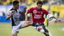 Bek Sriwijaya FC, Fachrudin (kiri), berebut bola dengan gelandang Bali United, Lucas Garcia, pada perebutan tempat ketiga Torabika Bhayangkara Cup 2016 di SUGBK, Jakarta, Minggu (3/4/2016). Sriwijaya FC menang 2-1. (Bola.com/Vitalis Yogi Trisna)