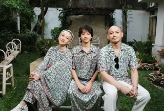 Di lebaran hari ke 2, BCL, Noah, dan suaminya tampak mengenakan baju lebaran warna abu-abu. Semakin menarik dengan motif tulisan aksara. Noah dan ayah sambungnya kompak mengenakan atasan kemeja lengan pendek.[@itsmebcl]