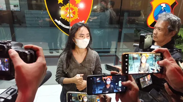 NRS, wanita asal Surabaya Selatan melalporkan kasusnya ke Polda Jatim. (Dian Kurniawan/Liputan6.com)
