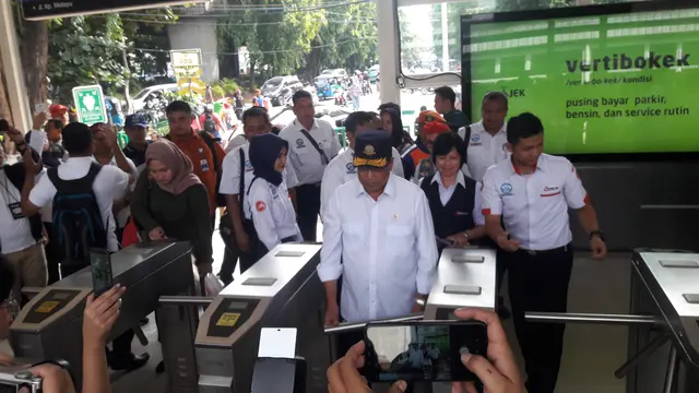 Menteri Perhubungan (Menhub) Budi Karya Sumadi meninjau pelayanan kereta Commutterline Jabodetabek di Stasiun Tebet, Jakarta. Liputan6.com/Bawono Yadika