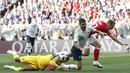 Kiper Prancis, Steve Mandanda, mengamankan bola dari gelandang Denmark, Christian Eriksen, pada laga grup C Piala Dunia di Stadion Luzhniki, Moskow, Selasa (26/6/2018). Kedua negara bermain imbang 0-0. (AP/Antonio Calanni)
