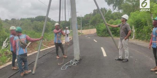 VIDEO: Di Bali, Banyak Tiang Listrik di Tengah Jalan