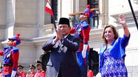 Presiden RI Prabowo Subianto disambut upacara kehormatan saat bertemu Presiden Republik Peru, Dina Boluarte di Istana Pemerintahan Peru. (Foto: Muchlis Jr - Biro Pers Sekretariat Presiden)