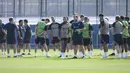 Pemain depan Barcelona Barcelona Memphis Depay (tengah) dan rekan satu timnya menghadiri sesi latihan di Ciudad Deportiva dekat Barcelona, Selasa (6/9/2022).  Barcelona akan ditantang Viktoria Plzen pada matchday 1 Grup C Liga Champions 2022/2023, Kamis 8 September 2022 dini hari WIB. (Photo by Josep LAGO / AFP)