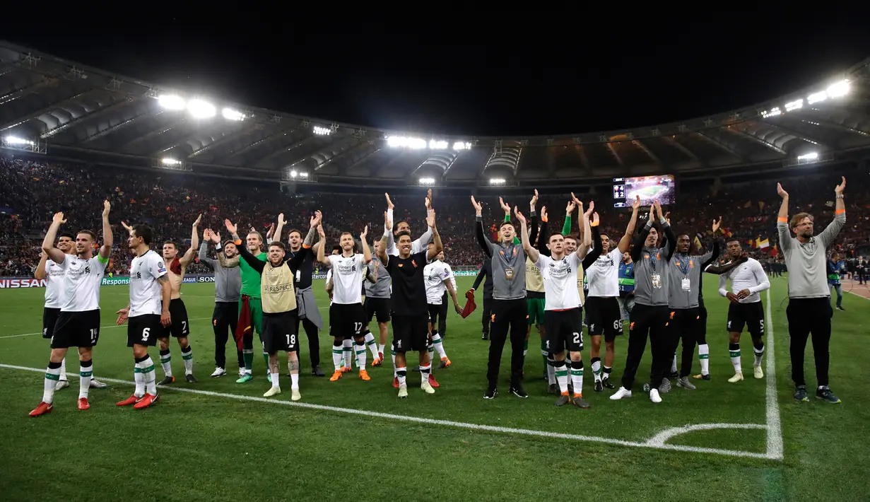 Para pemain Liverpool bertepuk tangan saat menyapa fans usai pertandingan semifinal Liga Champions Stadion Olimpiade di Roma (2/5). Liverpool takluk 4-2 atas Roma di leg kedua  dan melaju ke final usai menang agregat 7-6. (AP Photo/Alessandra Tarantino)