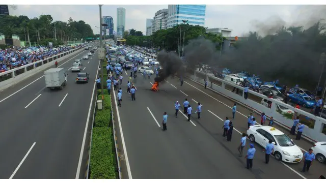 Ribuan sopir taksi berunjuk rasa menolak kehadiran transportasi online. Mereka berkumpul di depan gedung DPR/MPR, Jakarta.