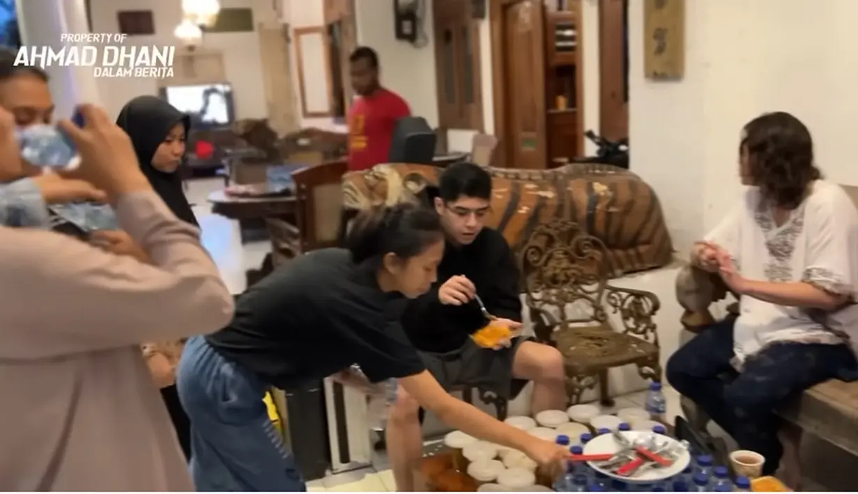 Suasana buka puasa pertama berlangsung hangat dan penuh keakraban. [Youtube/ Ahmad Dhani Dalam Berita]