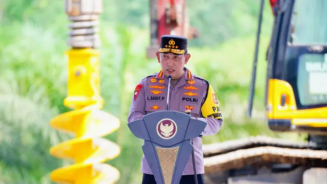 Kapolri Jenderal Listyo Sigit Prabowo saat melaporkan progres pembangunan Polres IKN ke Presiden Jokowi.