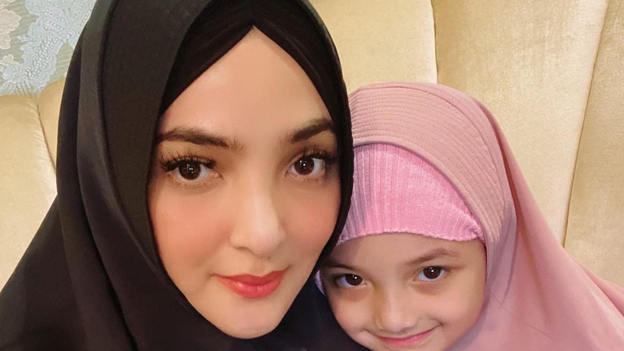 6 Potret Kompak Ashanty dan Arsy Saat Kenakan Hijab, Cantik dan Menawan