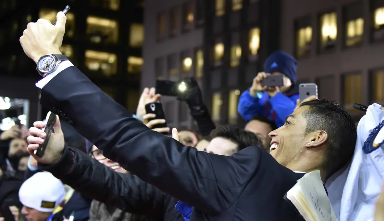 Cristiano Ronaldo berfoto selfie bersama fans sebelum mengikuti acara Anugerah  FIFA Ballon d'Or 2015 di Kongresshaus, Zurich, Selasa (11/1/2016). (AFP Photo/Michael Buholzer)
