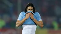 Ekspresi Edinson Cavani saat meninggalkan lapangan setelah menerima kartu merah. (AP Photo/Ricardo Mazalan)