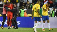 Para pemain Brasil kecewa akibat kalah dari Peru pada laga Grup B Copa Amerika Centenario di Gillette Stadium, Foxborough, Minggu (12/6/2016) atau Senin pagi WIB. Akibat kekalahan ini Brasil gagal ke perempat final. (AFP/Timothy A. Clary)