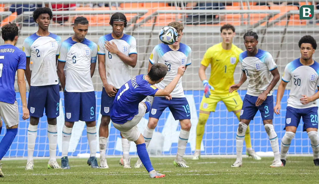 <p>Pemain&nbsp;Timnas&nbsp;Uzbekistan U-17, Lazizbek Mirzaev (tengah), menendang bola dari tendangan bebas yang membuahkan gol saat melawan Timnas&nbsp;Inggris U-17 dalam pertandingan babak 16 besar Piala Dunia U-17 2023 yang berlangsung di Jakarta International Stadium, Jakarta, Rabu (22/11/2023). (Bola.com/Bagaskara Lazuardi)</p>