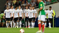 Para pemain Jerman merayakan gol ke gawang Meksiko pada semifinal Piala Konfederasi 2017 di Stadion Fisht, Sochi, Kamis (29/6/2017). (AFP/Alexander Nemenov)