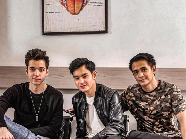 Main Sinetron Bareng Ini 6 Momen Kebersamaan The Junas Monkey Saat Syuting Hot Liputan6 Com