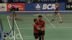 Pasangan Tontowi Ahmad/Liliyana Natsir, mengahadapi pasangan Korea, Kim Dukyoung/Kim Ha Na di Indonesia Open 2017 di JCC, Selasa (13/6/2017). Ganda Campuran Indonesia itu menang dengan skor 19-21, 21-19, dan 21-18. (Bola.com/M Iqbal Ichsan)