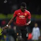 Ekspresi Paul Pogba usai diganjal kartu merah pada laga leg 1, babak 16 Besar Liga Champions yang berlangsung di Stadion Old Trafford, Manchester, Rabu (13/2). Manchester United kalah 0-2 dari PSG. (AFP/Paul Ellis)