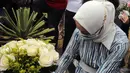 Mantan Anggota DPR Angelina Sondakh bersama kedua anaknya Aaliyah Massaid dan Keanu Jabbar Massaid saat ziarah makam di TPU Jeruk Purut, Jakarta Selatan, Kamis (3/3/2022). Kedatangan mereka untuk berziarah ke makam Adjie Massaid dan bapak dari Adjie Massaid. (Liputan6.com/Herman Zakharia)