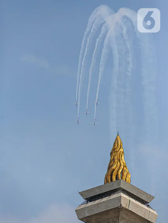 Kemudian demonstrasi udara dilanjutkan dengan sejumlah helikopter yang melintasi tugu Monas dengan bendera Indonesia yang berkibar. (Liputan6.com/Faizal Fanani)