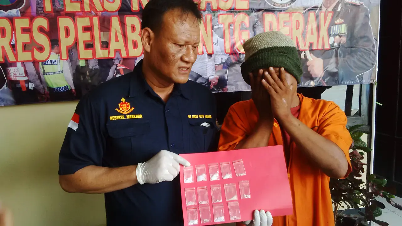 Penjaga Makam Mbah Ratu Menyambi Jual Sabu, Ya Ditangkep Polisi