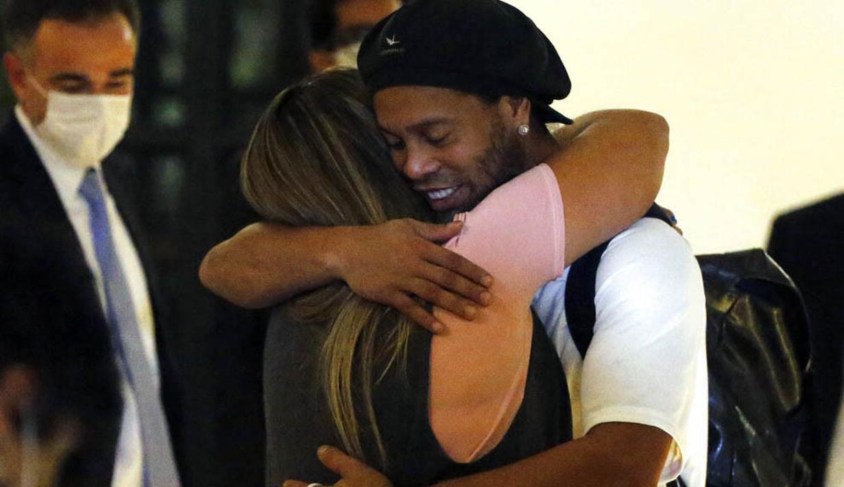 Meski sudah bebas dari penjara, namun, Ronaldinho dan suadaranya masih harus menjadi tahanan rumah dan dilarang meninggalkan Paraguay. (AP Photo/Jorge Saenz)