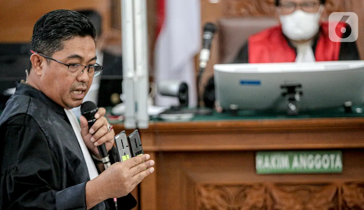 Jaksa menunjukkan barang bukti magazin senjata api dalam sidang lanjutan kasus pembunuhan Brigadir Yosua Hutabarat atau Brigadir J dengan terdakwa Ferdy Sambo dan Putri Chandrawathi di PN Jakarta Selatan, Jakarta, Selasa (22/11/2022). Sidang itu beragenda pemeriksaan saksi-saksi. (Liputan6.com/Faizal Fanani)