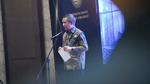 Pj. Gubernur Jabar Bey Machmudin, dalam sambutan pendeklarasian gerakan menolak judi online (judol) dan pinjaman online (pinjol) ilegal di seluruh Jawa Barat. (Liputan6.com/Jayadi Supriadin)