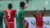 Gelandang Persija, Riko Simanjuntak (kanan) merayakan gol yang dicetak Marko Simic pada laga kedua Semifinal Piala Presiden 2018 melawan PSMS di Stadion Manahan, Solo, Jawa Tengah, Senin (12/2). Persija unggul 1-0. (Liputan6.com/Helmi Fithriansyah)