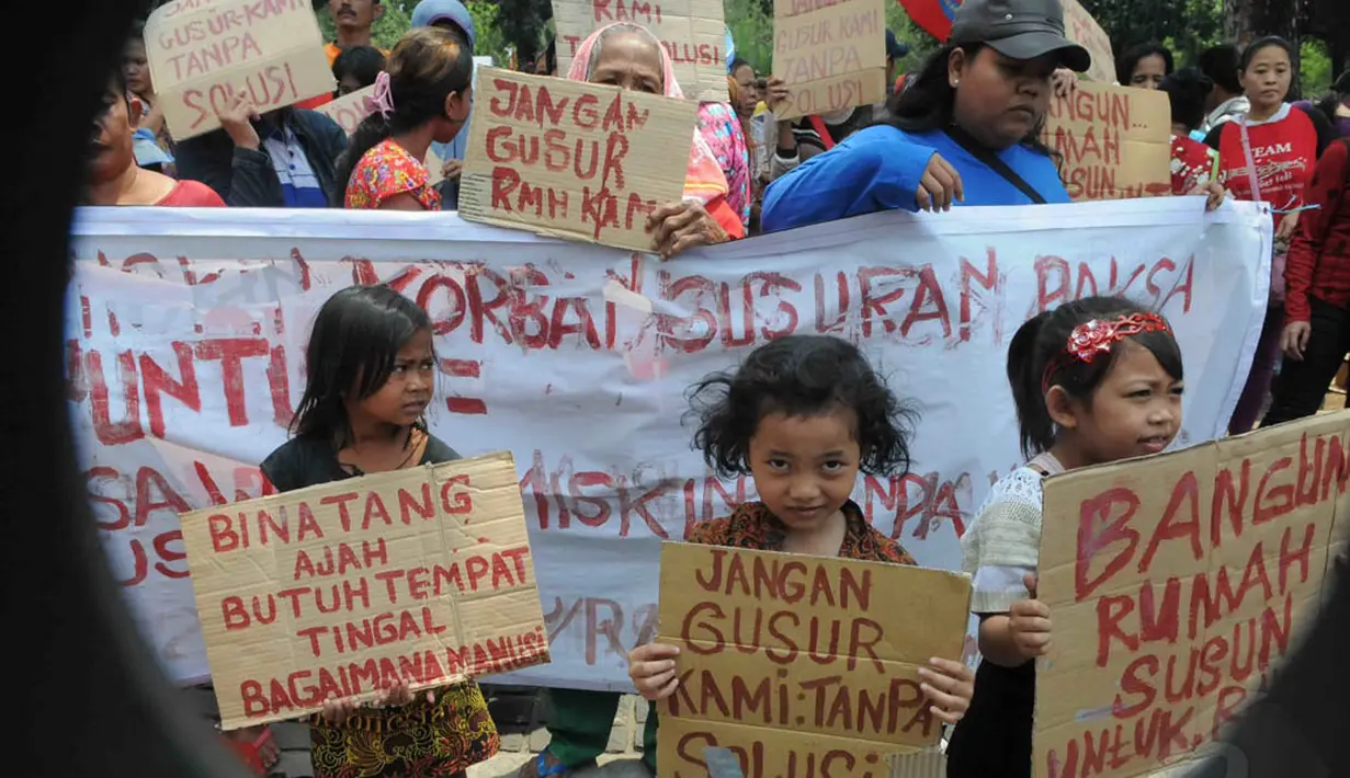 Aksi para bocah di depan Balaikota DKI yang menolak penggusuran, Jakarta, Kamis (11/9/14). (Liputan6.com/Herman Zakharia)