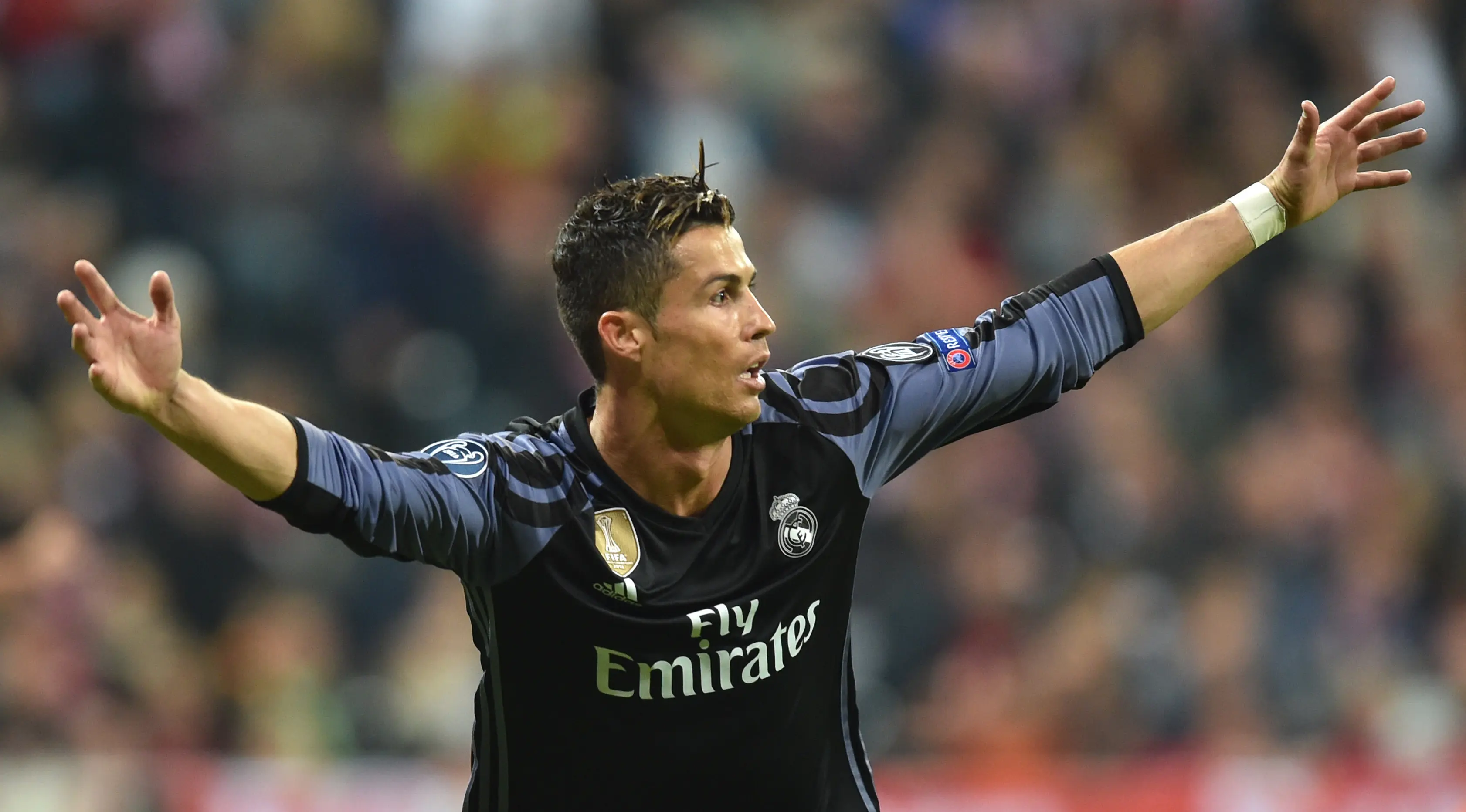 Striker Real Madrid, Cristiano Ronaldo melakukan selebrasi usai mencetak gol pada leg pertama perempat final Liga Champions di Stadion Allianz Arena, Kamis (13/4). Ronaldo mencetak dua gol yang bawa Madrid menang atas Bayern Muenchen (Christof Stache/AFP)