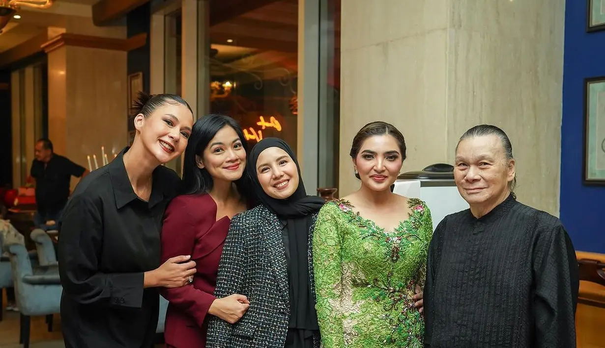 Serta Titi Kamal yang tampil elegan dengan dress merah maroon-nya [Instagram/baimwong/tya_ariestya/paula_verhoeven]