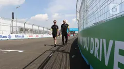 Sejumlah pembalap beserta kru tim peserta lomba balap mobil listrik Formula E melakukan persiapan dan driver track walk di lintasan sirkuit JIEC, Ancol, Pademangan, Jakarta Utara, Jumat (3/6/2022). Sesi driver track walk digunakan para pebalap dan kru untuk mengukur panjang lintasan serta adaptasi terhadap sirkuit.  (Liputan6.com/Herman Zakharia)