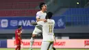 Arkhan Fikri memeluk Charles Lokolingoy merayakan gol ketiga Arema FC ke gawang Persija Jakarta  dalam laga pekan 26 BRI Liga 1 2024/2025 yang digelar di Stadion Patriot Candrabhaga, Bekasi, Minggu (9/3/2025) malam WIB.