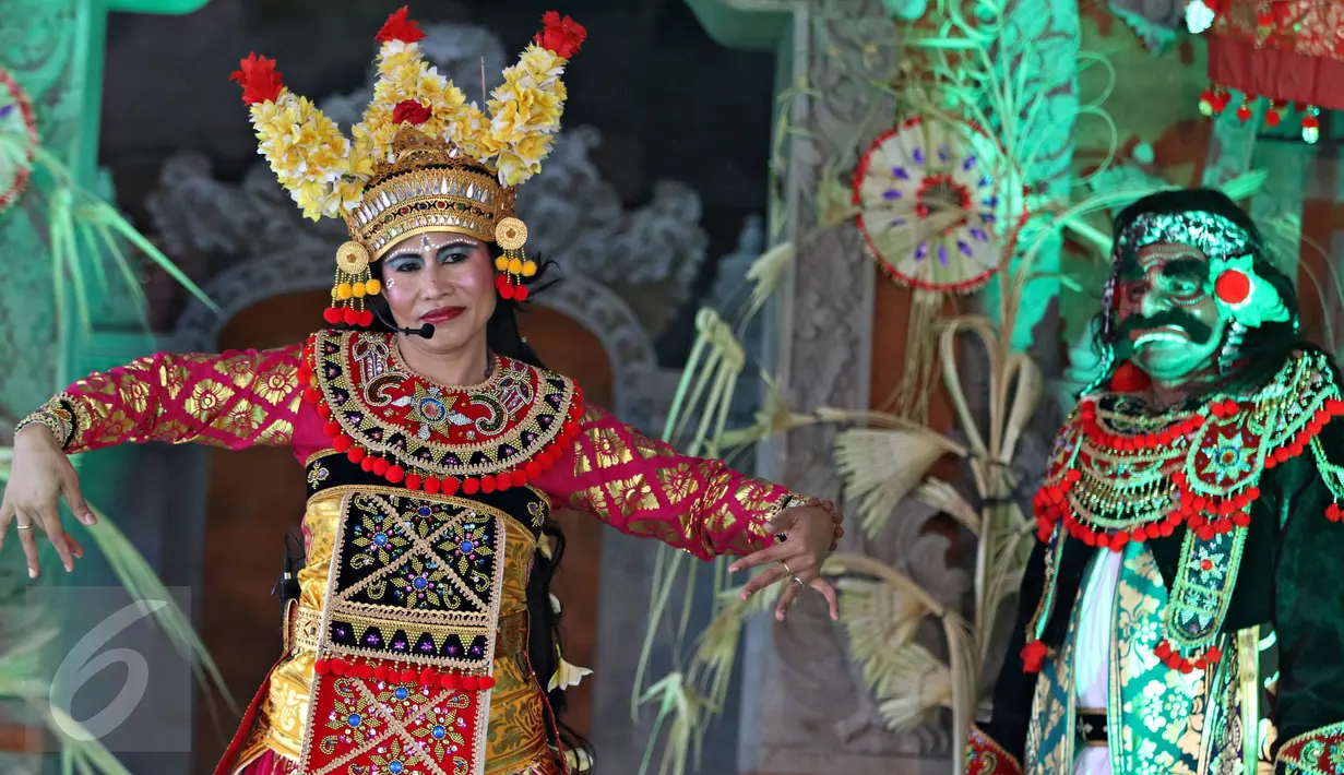 Kesenian tradisonal Bali ditampilkan dalam acara Dharmasanti Provinsi DKI Jakarta, Pura Dalem Purnajati Tanjung Puri, Jakarta, (26/3). Acara perayaan Nyepi bersama tersebut mengangkat tema 'Keberagaman Perekat Persatuan. (Liputan6.com/Immanuel Antonius)