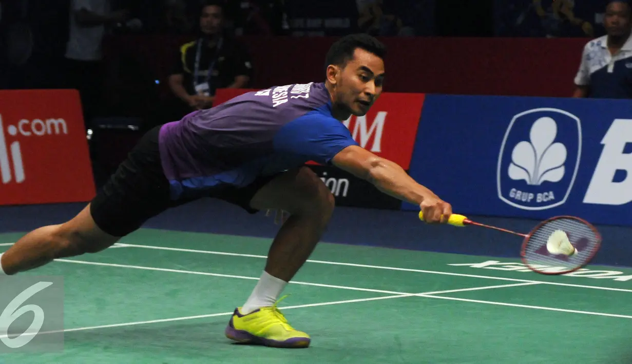Pebulutangkis tunggal putra Indonesia, Tommy Sugiarto berusaha menahan bola saat melawan pemain Hong Kong, Wei Nan di BCA Indonesia Open 2016 di Istora Senayan Jakarta, Rabu (1/6/2016). Tommy kalah 16-21, 14-21. (Liputan6.com/Helmi Fithriansyah)